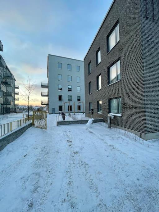Newly Built Bright Apartment, Close To Everything If You Want To Visit Stockholm, You Will Find The Perfect Accommodation Here! Ferry Line 80 Makes It Very Convenient And Easy To Get To The City Center Нака Экстерьер фото